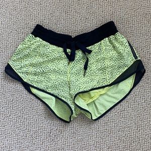 lululemon original low rise 2.5” hotty hot shorts